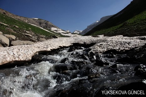 Baharı bir başka, kışı bir başka kokan güzel ilçemizin dağlarında buram buram özgürlük kokuyor. Yüksekovada dört mevsimi bir arada yaşamının güzelliğini siz okuyucularımız için görüntüledik. 