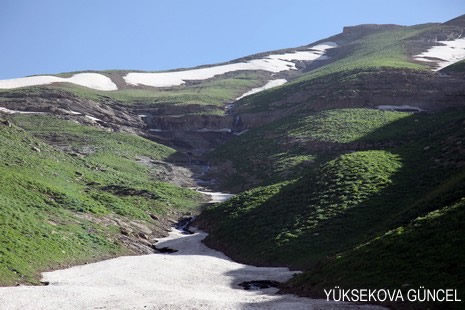 Baharı bir başka, kışı bir başka kokan güzel ilçemizin dağlarında buram buram özgürlük kokuyor. Yüksekovada dört mevsimi bir arada yaşamının güzelliğini siz okuyucularımız için görüntüledik. 