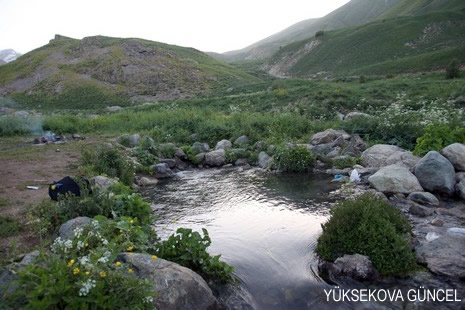Baharı bir başka, kışı bir başka kokan güzel ilçemizin dağlarında buram buram özgürlük kokuyor. Yüksekovada dört mevsimi bir arada yaşamının güzelliğini siz okuyucularımız için görüntüledik. 