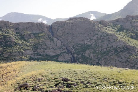 Baharı bir başka, kışı bir başka kokan güzel ilçemizin dağlarında buram buram özgürlük kokuyor. Yüksekovada dört mevsimi bir arada yaşamının güzelliğini siz okuyucularımız için görüntüledik. 