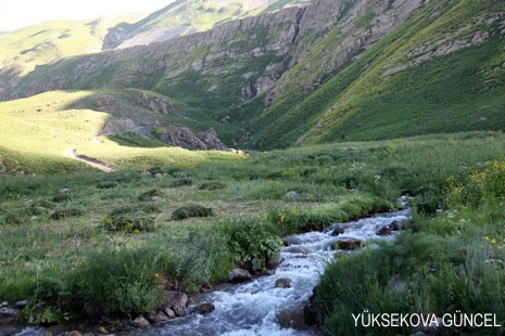 Baharı bir başka, kışı bir başka kokan güzel ilçemizin dağlarında buram buram özgürlük kokuyor. Yüksekovada dört mevsimi bir arada yaşamının güzelliğini siz okuyucularımız için görüntüledik. 