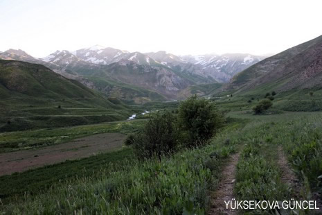 Baharı bir başka, kışı bir başka kokan güzel ilçemizin dağlarında buram buram özgürlük kokuyor. Yüksekovada dört mevsimi bir arada yaşamının güzelliğini siz okuyucularımız için görüntüledik. 