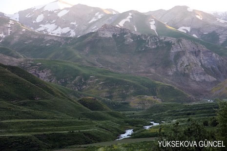 Baharı bir başka, kışı bir başka kokan güzel ilçemizin dağlarında buram buram özgürlük kokuyor. Yüksekovada dört mevsimi bir arada yaşamının güzelliğini siz okuyucularımız için görüntüledik. 