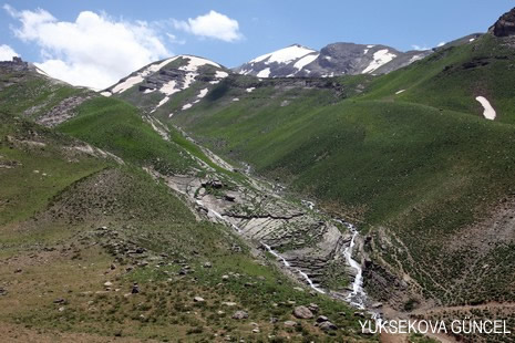 Baharı bir başka, kışı bir başka kokan güzel ilçemizin dağlarında buram buram özgürlük kokuyor. Yüksekovada dört mevsimi bir arada yaşamının güzelliğini siz okuyucularımız için görüntüledik. 