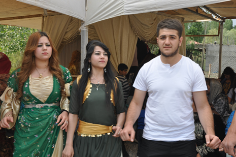 Hakkari'nin Yüksekova ilçesinde 09-10 Haziran 2012'de dünya evine giren çiftlerimizi sizlerler için sayfamıza taşıdık. Yüksekova Güncel Ailesi olarak tüm çitflerimize mutluluklar dileriz. Görüntüler: Foto: Yaşar Kaplan - Sinan Akkurt