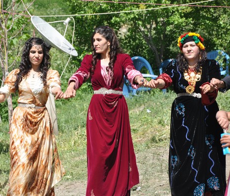 Hakkari'nin Yüksekova ilçesinde 09-10 Haziran 2012'de dünya evine giren çiftlerimizi sizlerler için sayfamıza taşıdık. Yüksekova Güncel Ailesi olarak tüm çitflerimize mutluluklar dileriz. Görüntüler: Foto: Yaşar Kaplan - Sinan Akkurt