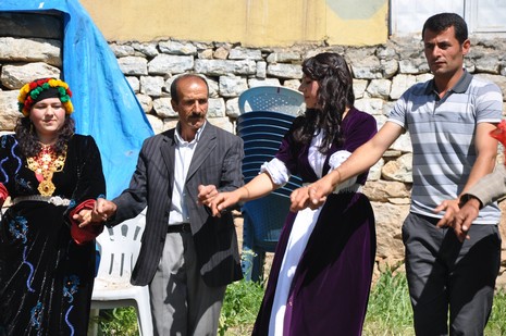 Hakkari'nin Yüksekova ilçesinde 09-10 Haziran 2012'de dünya evine giren çiftlerimizi sizlerler için sayfamıza taşıdık. Yüksekova Güncel Ailesi olarak tüm çitflerimize mutluluklar dileriz. Görüntüler: Foto: Yaşar Kaplan - Sinan Akkurt