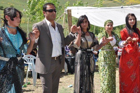 Hakkari'nin Yüksekova ilçesinde 09-10 Haziran 2012'de dünya evine giren çiftlerimizi sizlerler için sayfamıza taşıdık. Yüksekova Güncel Ailesi olarak tüm çitflerimize mutluluklar dileriz. Görüntüler: Foto: Yaşar Kaplan - Sinan Akkurt