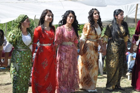 Hakkari'nin Yüksekova ilçesinde 09-10 Haziran 2012'de dünya evine giren çiftlerimizi sizlerler için sayfamıza taşıdık. Yüksekova Güncel Ailesi olarak tüm çitflerimize mutluluklar dileriz. Görüntüler: Foto: Yaşar Kaplan - Sinan Akkurt