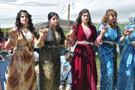 Hakkari'nin Yüksekova ilçesinde 09-10 Haziran 2012'de dünya evine giren çiftlerimizi sizlerler için sayfamıza taşıdık. Yüksekova Güncel Ailesi olarak tüm çitflerimize mutluluklar dileriz. Görüntüler: Foto: Yaşar Kaplan - Sinan Akkurt