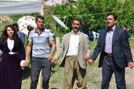 Hakkari'nin Yüksekova ilçesinde 09-10 Haziran 2012'de dünya evine giren çiftlerimizi sizlerler için sayfamıza taşıdık. Yüksekova Güncel Ailesi olarak tüm çitflerimize mutluluklar dileriz. Görüntüler: Foto: Yaşar Kaplan - Sinan Akkurt