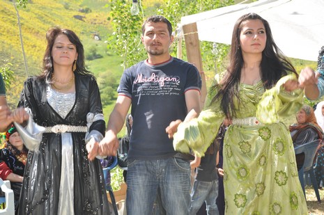 Hakkari'nin Yüksekova ilçesinde 09-10 Haziran 2012'de dünya evine giren çiftlerimizi sizlerler için sayfamıza taşıdık. Yüksekova Güncel Ailesi olarak tüm çitflerimize mutluluklar dileriz. Görüntüler: Foto: Yaşar Kaplan - Sinan Akkurt