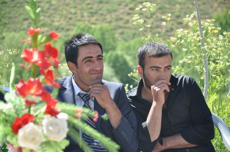 Hakkari'nin Yüksekova ilçesinde 09-10 Haziran 2012'de dünya evine giren çiftlerimizi sizlerler için sayfamıza taşıdık. Yüksekova Güncel Ailesi olarak tüm çitflerimize mutluluklar dileriz. Görüntüler: Foto: Yaşar Kaplan - Sinan Akkurt