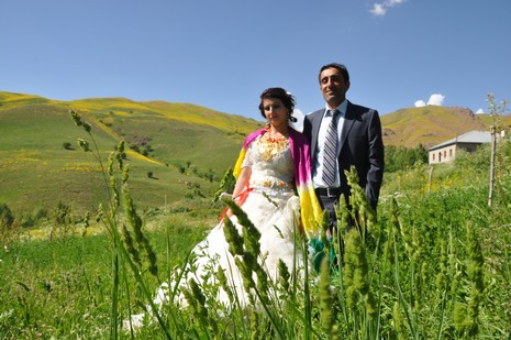 Hakkari'nin Yüksekova ilçesinde 09-10 Haziran 2012'de dünya evine giren çiftlerimizi sizlerler için sayfamıza taşıdık. Yüksekova Güncel Ailesi olarak tüm çitflerimize mutluluklar dileriz. Görüntüler: Foto: Yaşar Kaplan - Sinan Akkurt