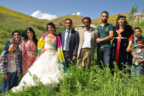 Hakkari'nin Yüksekova ilçesinde 09-10 Haziran 2012'de dünya evine giren çiftlerimizi sizlerler için sayfamıza taşıdık. Yüksekova Güncel Ailesi olarak tüm çitflerimize mutluluklar dileriz. Görüntüler: Foto: Yaşar Kaplan - Sinan Akkurt