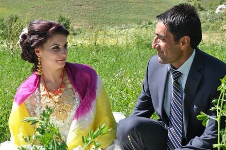 Hakkari'nin Yüksekova ilçesinde 09-10 Haziran 2012'de dünya evine giren çiftlerimizi sizlerler için sayfamıza taşıdık. Yüksekova Güncel Ailesi olarak tüm çitflerimize mutluluklar dileriz. Görüntüler: Foto: Yaşar Kaplan - Sinan Akkurt