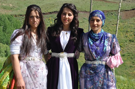 Hakkari'nin Yüksekova ilçesinde 09-10 Haziran 2012'de dünya evine giren çiftlerimizi sizlerler için sayfamıza taşıdık. Yüksekova Güncel Ailesi olarak tüm çitflerimize mutluluklar dileriz. Görüntüler: Foto: Yaşar Kaplan - Sinan Akkurt
