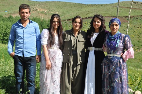 Hakkari'nin Yüksekova ilçesinde 09-10 Haziran 2012'de dünya evine giren çiftlerimizi sizlerler için sayfamıza taşıdık. Yüksekova Güncel Ailesi olarak tüm çitflerimize mutluluklar dileriz. Görüntüler: Foto: Yaşar Kaplan - Sinan Akkurt