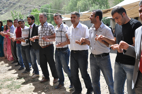 Hakkari'nin Yüksekova ilçesinde 09-10 Haziran 2012'de dünya evine giren çiftlerimizi sizlerler için sayfamıza taşıdık. Yüksekova Güncel Ailesi olarak tüm çitflerimize mutluluklar dileriz. Görüntüler: Foto: Yaşar Kaplan - Sinan Akkurt