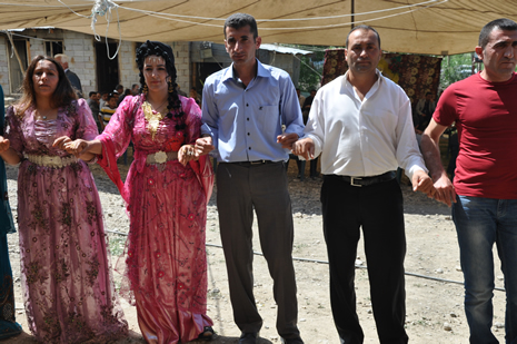Hakkari'nin Yüksekova ilçesinde 09-10 Haziran 2012'de dünya evine giren çiftlerimizi sizlerler için sayfamıza taşıdık. Yüksekova Güncel Ailesi olarak tüm çitflerimize mutluluklar dileriz. Görüntüler: Foto: Yaşar Kaplan - Sinan Akkurt