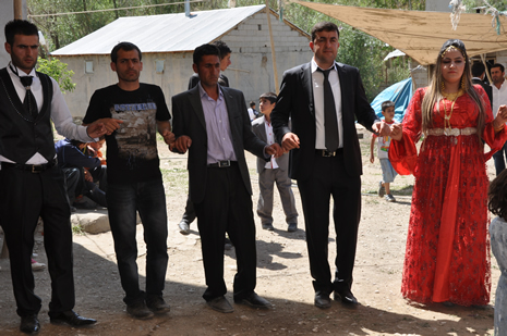 Hakkari'nin Yüksekova ilçesinde 09-10 Haziran 2012'de dünya evine giren çiftlerimizi sizlerler için sayfamıza taşıdık. Yüksekova Güncel Ailesi olarak tüm çitflerimize mutluluklar dileriz. Görüntüler: Foto: Yaşar Kaplan - Sinan Akkurt