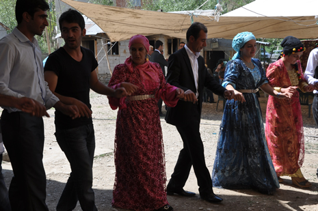 Hakkari'nin Yüksekova ilçesinde 09-10 Haziran 2012'de dünya evine giren çiftlerimizi sizlerler için sayfamıza taşıdık. Yüksekova Güncel Ailesi olarak tüm çitflerimize mutluluklar dileriz. Görüntüler: Foto: Yaşar Kaplan - Sinan Akkurt