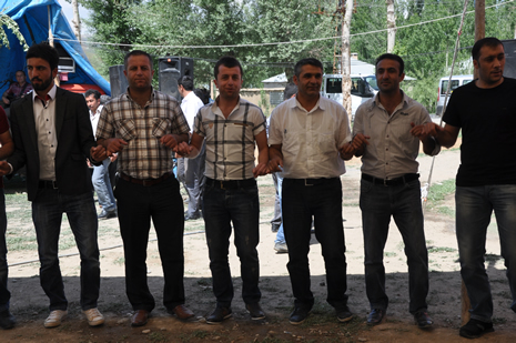 Hakkari'nin Yüksekova ilçesinde 09-10 Haziran 2012'de dünya evine giren çiftlerimizi sizlerler için sayfamıza taşıdık. Yüksekova Güncel Ailesi olarak tüm çitflerimize mutluluklar dileriz. Görüntüler: Foto: Yaşar Kaplan - Sinan Akkurt