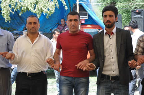 Hakkari'nin Yüksekova ilçesinde 09-10 Haziran 2012'de dünya evine giren çiftlerimizi sizlerler için sayfamıza taşıdık. Yüksekova Güncel Ailesi olarak tüm çitflerimize mutluluklar dileriz. Görüntüler: Foto: Yaşar Kaplan - Sinan Akkurt