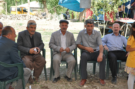 Hakkari'nin Yüksekova ilçesinde 09-10 Haziran 2012'de dünya evine giren çiftlerimizi sizlerler için sayfamıza taşıdık. Yüksekova Güncel Ailesi olarak tüm çitflerimize mutluluklar dileriz. Görüntüler: Foto: Yaşar Kaplan - Sinan Akkurt