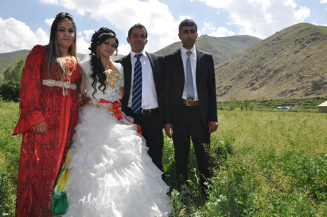 Hakkari'nin Yüksekova ilçesinde 09-10 Haziran 2012'de dünya evine giren çiftlerimizi sizlerler için sayfamıza taşıdık. Yüksekova Güncel Ailesi olarak tüm çitflerimize mutluluklar dileriz. Görüntüler: Foto: Yaşar Kaplan - Sinan Akkurt