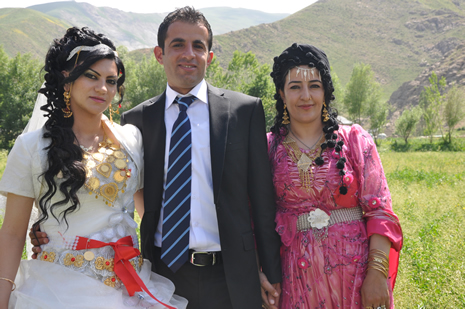 Hakkari'nin Yüksekova ilçesinde 09-10 Haziran 2012'de dünya evine giren çiftlerimizi sizlerler için sayfamıza taşıdık. Yüksekova Güncel Ailesi olarak tüm çitflerimize mutluluklar dileriz. Görüntüler: Foto: Yaşar Kaplan - Sinan Akkurt
