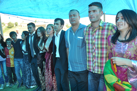 Hakkari'nin Yüksekova ilçesinde 09-10 Haziran 2012'de dünya evine giren çiftlerimizi sizlerler için sayfamıza taşıdık. Yüksekova Güncel Ailesi olarak tüm çitflerimize mutluluklar dileriz. Görüntüler: Foto: Yaşar Kaplan - Sinan Akkurt