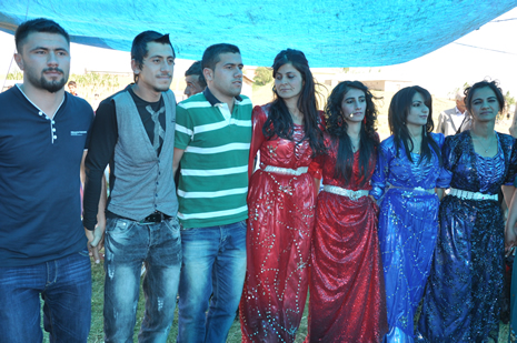 Hakkari'nin Yüksekova ilçesinde 09-10 Haziran 2012'de dünya evine giren çiftlerimizi sizlerler için sayfamıza taşıdık. Yüksekova Güncel Ailesi olarak tüm çitflerimize mutluluklar dileriz. Görüntüler: Foto: Yaşar Kaplan - Sinan Akkurt