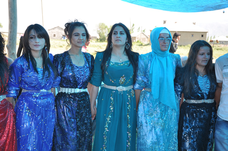 Hakkari'nin Yüksekova ilçesinde 09-10 Haziran 2012'de dünya evine giren çiftlerimizi sizlerler için sayfamıza taşıdık. Yüksekova Güncel Ailesi olarak tüm çitflerimize mutluluklar dileriz. Görüntüler: Foto: Yaşar Kaplan - Sinan Akkurt