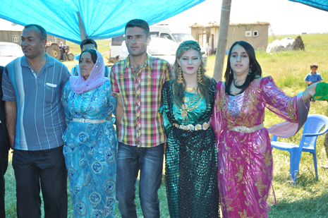 Hakkari'nin Yüksekova ilçesinde 09-10 Haziran 2012'de dünya evine giren çiftlerimizi sizlerler için sayfamıza taşıdık. Yüksekova Güncel Ailesi olarak tüm çitflerimize mutluluklar dileriz. Görüntüler: Foto: Yaşar Kaplan - Sinan Akkurt