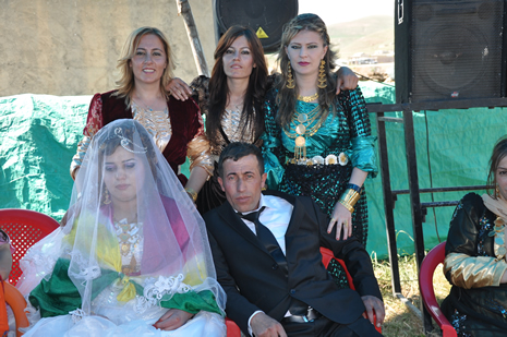 Hakkari'nin Yüksekova ilçesinde 09-10 Haziran 2012'de dünya evine giren çiftlerimizi sizlerler için sayfamıza taşıdık. Yüksekova Güncel Ailesi olarak tüm çitflerimize mutluluklar dileriz. Görüntüler: Foto: Yaşar Kaplan - Sinan Akkurt