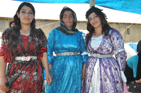 Hakkari'nin Yüksekova ilçesinde 09-10 Haziran 2012'de dünya evine giren çiftlerimizi sizlerler için sayfamıza taşıdık. Yüksekova Güncel Ailesi olarak tüm çitflerimize mutluluklar dileriz. Görüntüler: Foto: Yaşar Kaplan - Sinan Akkurt