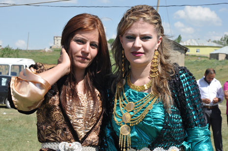 Hakkari'nin Yüksekova ilçesinde 09-10 Haziran 2012'de dünya evine giren çiftlerimizi sizlerler için sayfamıza taşıdık. Yüksekova Güncel Ailesi olarak tüm çitflerimize mutluluklar dileriz. Görüntüler: Foto: Yaşar Kaplan - Sinan Akkurt