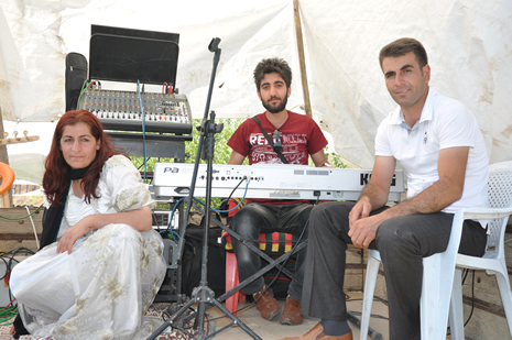 Hakkari'nin Yüksekova ilçesinde 09-10 Haziran 2012'de dünya evine giren çiftlerimizi sizlerler için sayfamıza taşıdık. Yüksekova Güncel Ailesi olarak tüm çitflerimize mutluluklar dileriz. Görüntüler: Foto: Yaşar Kaplan - Sinan Akkurt