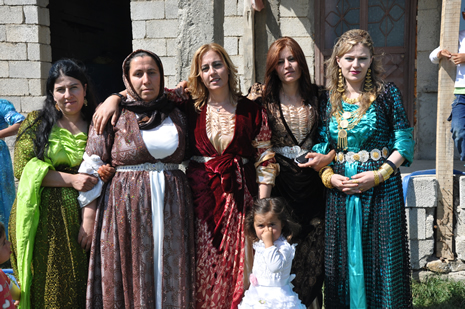 Hakkari'nin Yüksekova ilçesinde 09-10 Haziran 2012'de dünya evine giren çiftlerimizi sizlerler için sayfamıza taşıdık. Yüksekova Güncel Ailesi olarak tüm çitflerimize mutluluklar dileriz. Görüntüler: Foto: Yaşar Kaplan - Sinan Akkurt