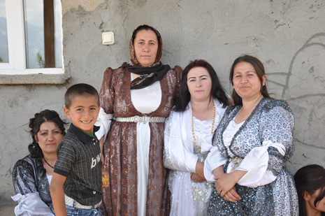 Hakkari'nin Yüksekova ilçesinde 09-10 Haziran 2012'de dünya evine giren çiftlerimizi sizlerler için sayfamıza taşıdık. Yüksekova Güncel Ailesi olarak tüm çitflerimize mutluluklar dileriz. Görüntüler: Foto: Yaşar Kaplan - Sinan Akkurt