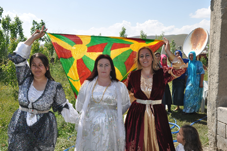 Hakkari'nin Yüksekova ilçesinde 09-10 Haziran 2012'de dünya evine giren çiftlerimizi sizlerler için sayfamıza taşıdık. Yüksekova Güncel Ailesi olarak tüm çitflerimize mutluluklar dileriz. Görüntüler: Foto: Yaşar Kaplan - Sinan Akkurt