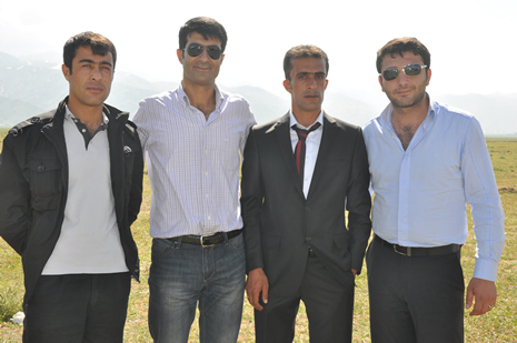 Hakkari'nin Yüksekova ilçesinde 09-10 Haziran 2012'de dünya evine giren çiftlerimizi sizlerler için sayfamıza taşıdık. Yüksekova Güncel Ailesi olarak tüm çitflerimize mutluluklar dileriz. Görüntüler: Foto: Yaşar Kaplan - Sinan Akkurt