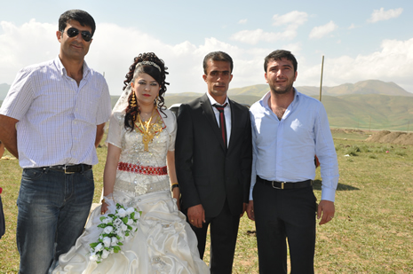 Hakkari'nin Yüksekova ilçesinde 09-10 Haziran 2012'de dünya evine giren çiftlerimizi sizlerler için sayfamıza taşıdık. Yüksekova Güncel Ailesi olarak tüm çitflerimize mutluluklar dileriz. Görüntüler: Foto: Yaşar Kaplan - Sinan Akkurt