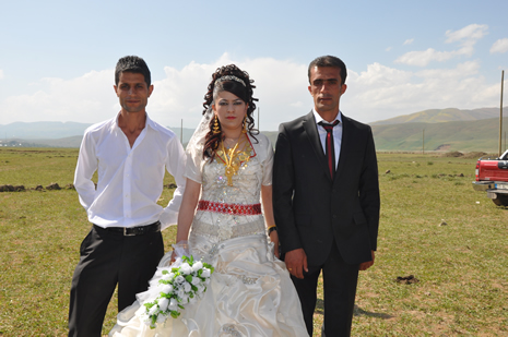 Hakkari'nin Yüksekova ilçesinde 09-10 Haziran 2012'de dünya evine giren çiftlerimizi sizlerler için sayfamıza taşıdık. Yüksekova Güncel Ailesi olarak tüm çitflerimize mutluluklar dileriz. Görüntüler: Foto: Yaşar Kaplan - Sinan Akkurt