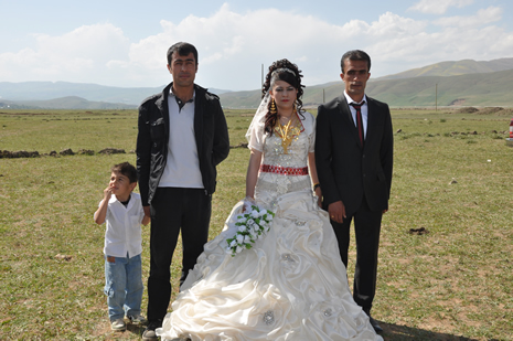 Hakkari'nin Yüksekova ilçesinde 09-10 Haziran 2012'de dünya evine giren çiftlerimizi sizlerler için sayfamıza taşıdık. Yüksekova Güncel Ailesi olarak tüm çitflerimize mutluluklar dileriz. Görüntüler: Foto: Yaşar Kaplan - Sinan Akkurt