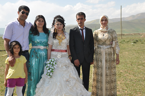 Hakkari'nin Yüksekova ilçesinde 09-10 Haziran 2012'de dünya evine giren çiftlerimizi sizlerler için sayfamıza taşıdık. Yüksekova Güncel Ailesi olarak tüm çitflerimize mutluluklar dileriz. Görüntüler: Foto: Yaşar Kaplan - Sinan Akkurt