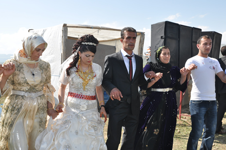 Hakkari'nin Yüksekova ilçesinde 09-10 Haziran 2012'de dünya evine giren çiftlerimizi sizlerler için sayfamıza taşıdık. Yüksekova Güncel Ailesi olarak tüm çitflerimize mutluluklar dileriz. Görüntüler: Foto: Yaşar Kaplan - Sinan Akkurt