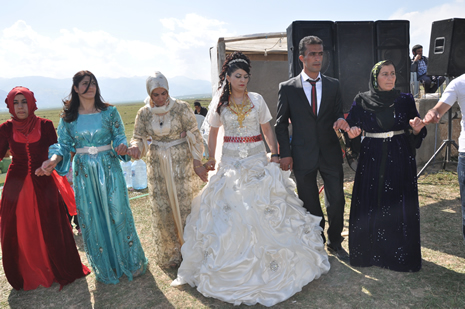 Hakkari'nin Yüksekova ilçesinde 09-10 Haziran 2012'de dünya evine giren çiftlerimizi sizlerler için sayfamıza taşıdık. Yüksekova Güncel Ailesi olarak tüm çitflerimize mutluluklar dileriz. Görüntüler: Foto: Yaşar Kaplan - Sinan Akkurt
