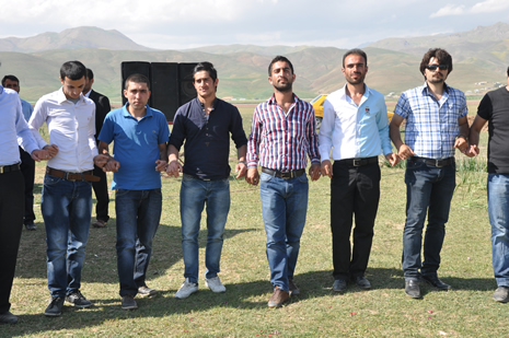 Hakkari'nin Yüksekova ilçesinde 09-10 Haziran 2012'de dünya evine giren çiftlerimizi sizlerler için sayfamıza taşıdık. Yüksekova Güncel Ailesi olarak tüm çitflerimize mutluluklar dileriz. Görüntüler: Foto: Yaşar Kaplan - Sinan Akkurt